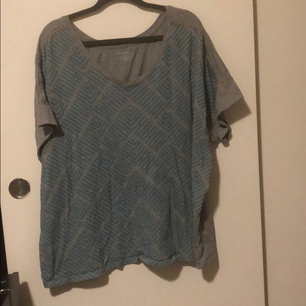 Grey tee with blue pattern and gold details